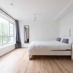 Apartment Modern Luxury By Mile End, London